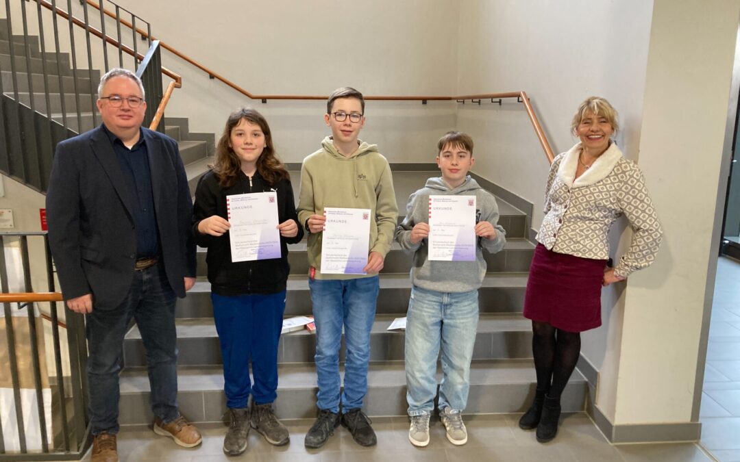 Erfolgreiche Mathematiker: Preise und Buchgeschenke für Spitzenleistungen beim Mathematikwettbewerb 2025/2026